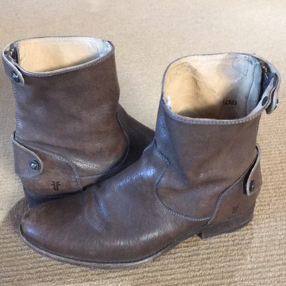 Frye Melissa short back zip button size 8.5